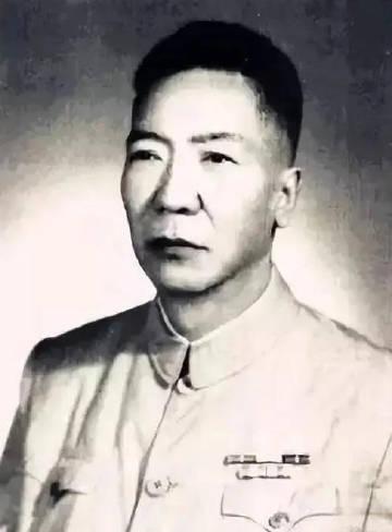 东北抗联创始人之一周保中带着7名随行人员去五军，中途从枯草中窜出2个身穿黄大衣伪