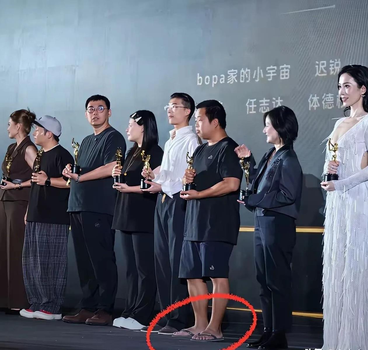 一个人独自去全球旅行，身为亿万富翁，还是拥有2500万粉丝的博主，近日却穿着拖鞋