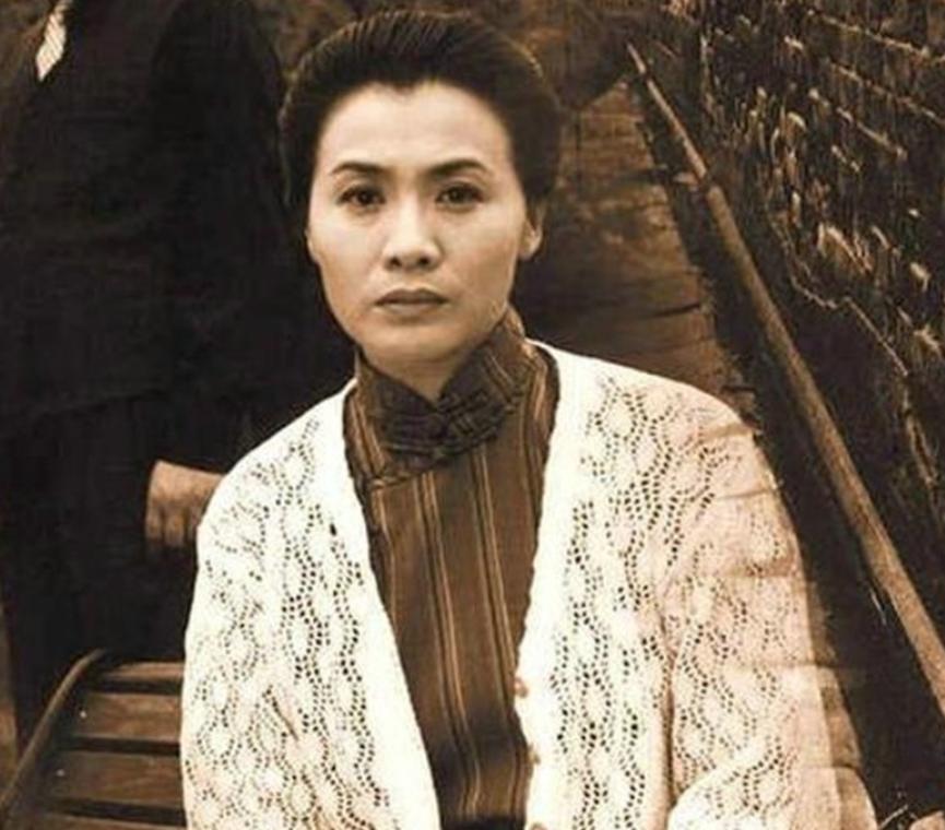 有一天，杜月笙来到一家饭店，等了半个小时也没有座位，杜月笙等的不耐烦了，大声说道