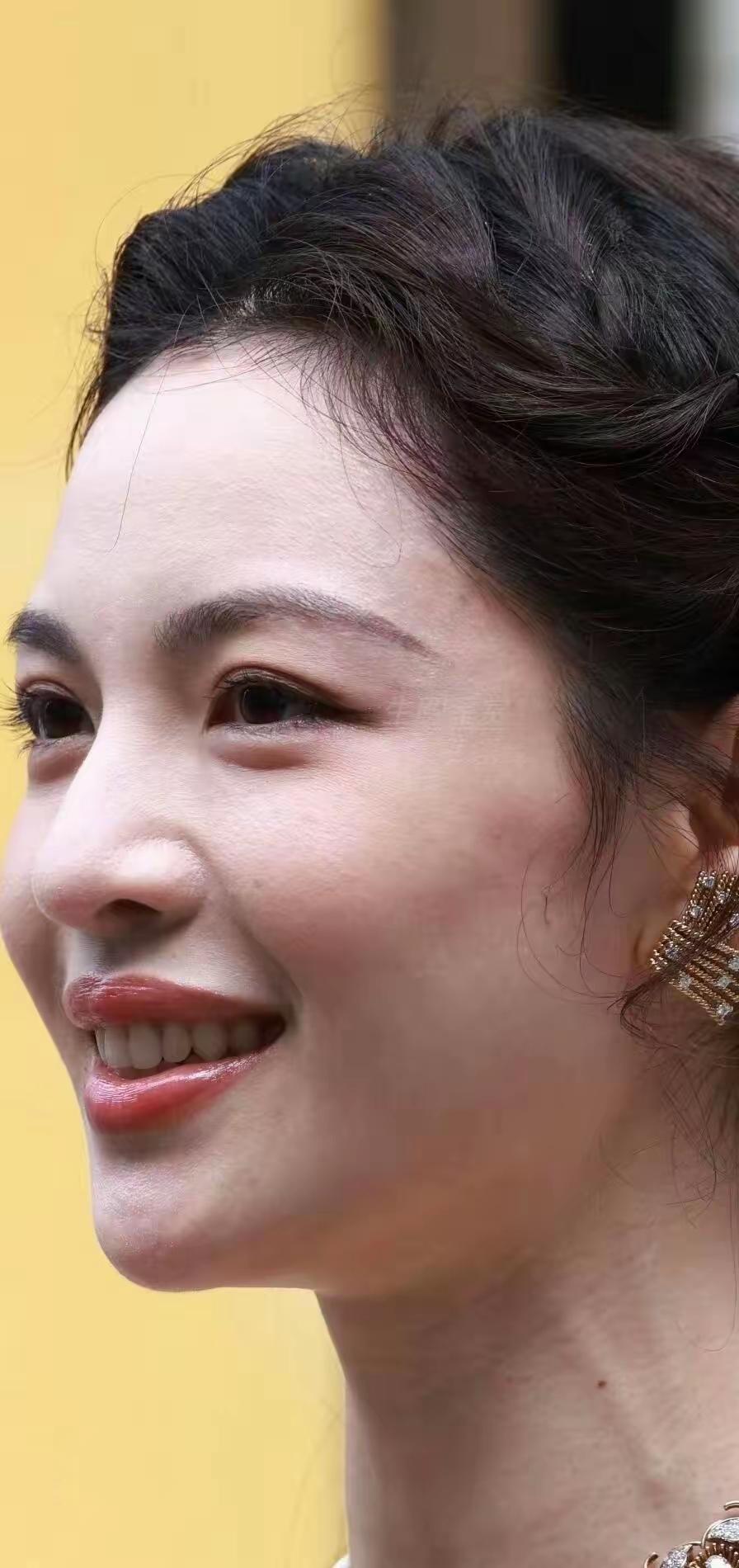 都说王楚然好看，王楚然好看，但是这样怼脸生拍也看不出来多好看，我反而觉得虞书欣是