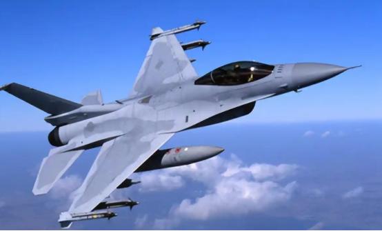 美国那批F-16V还在太平洋上空飞着，中国的反制清单已经摊开给全世界看！国防部的