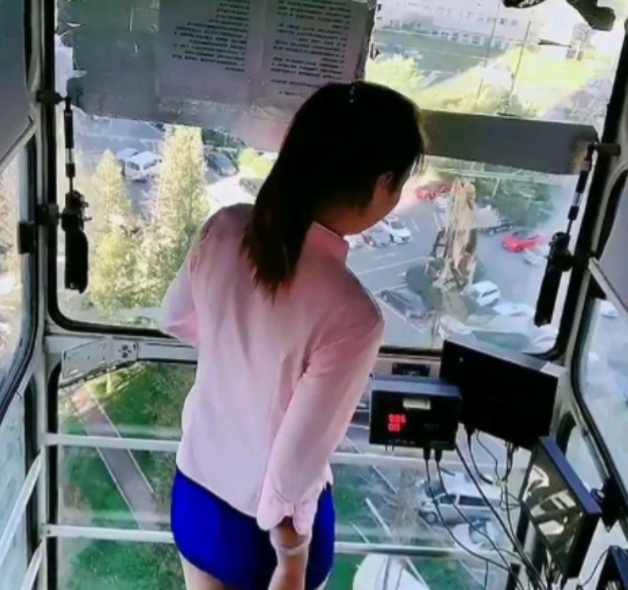 <em>塔吊</em>女<em>司机</em>如厕问题：挑战高薪职业的难言之隐在建筑工地上，<em>塔吊司机</em>是一项需要高