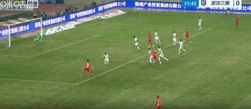 中超硬汉震惊了外援，正骨更是让外援张大嘴满脸不可思议！河南队主场和武汉三镇的