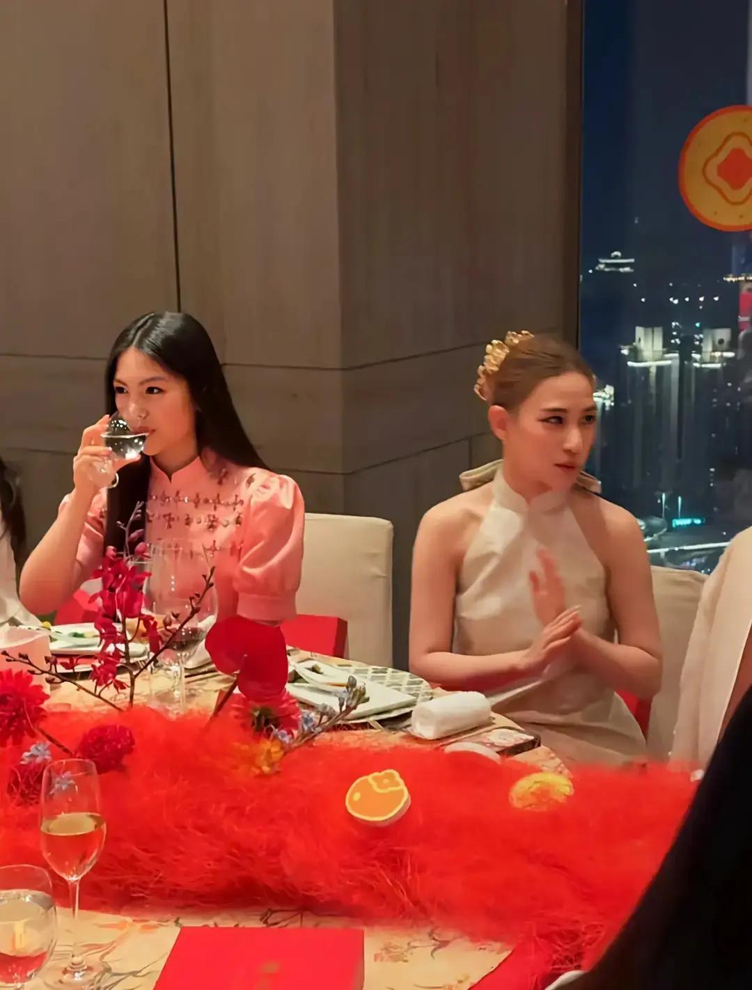 13岁王诗龄和赌王千金同桌，谁更像真名媛？昨晚上海滩那场珠宝私宴，李湘女儿
