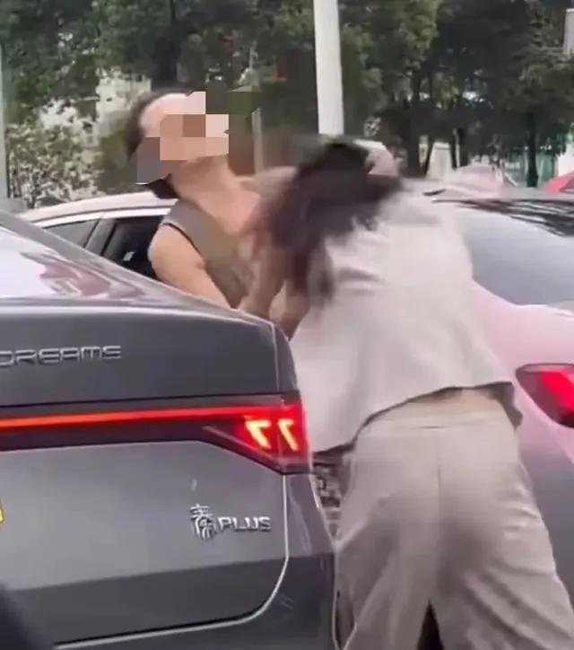 沈阳早高峰的路口，两辆车轻轻剐蹭，像点燃了引线。红色轿车里的女人探出头，嗓门先于