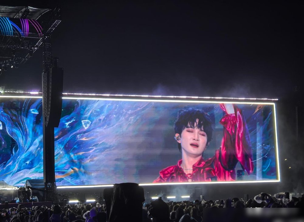 雨里唱了42分钟，周深把音乐节干成了个人演唱会。南通紫琅湖畔，秋雨没停过，台下全是不肯走的。他压轴出