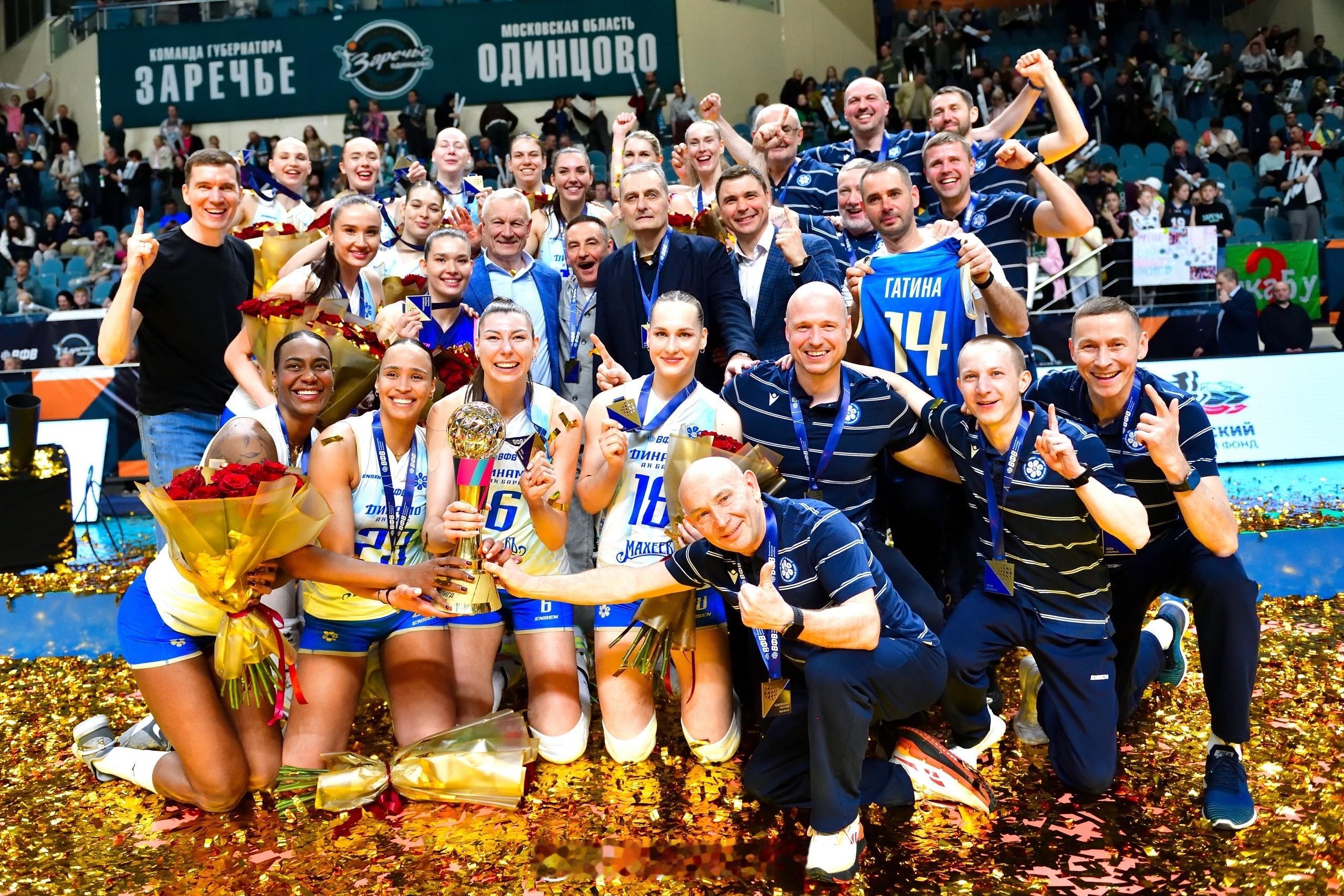 【喀山迪纳摩女排第八次登顶俄超】国际排坛战报速递4月12日莫斯科，俄超女排联赛