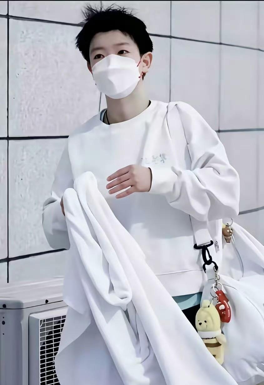 穿白羽绒服爆火500万？莎莎的秘密不是全白，而是藏了3处黑！你以为白羽绒服要