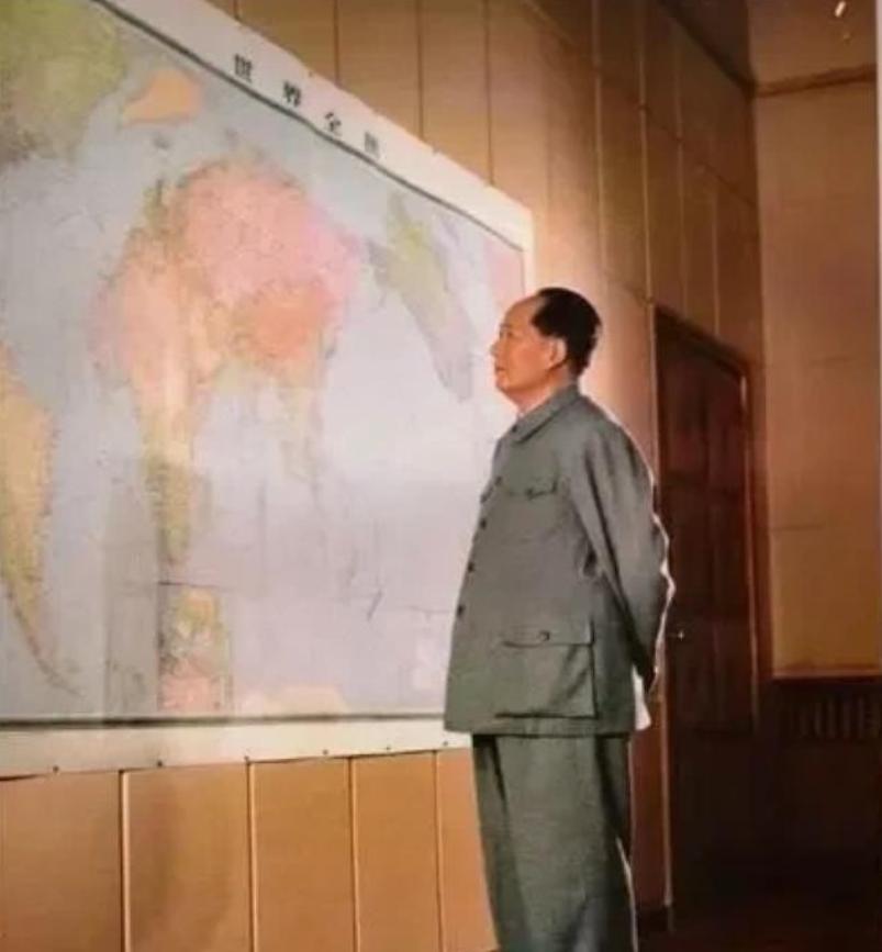 1969年7月，毛主席问高碧岑：“中国北临苏联，南临印度，东临日本。如果他们联合