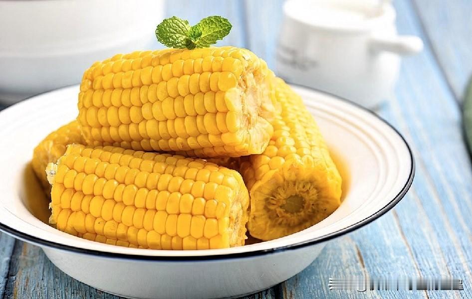 不少糖友谈主食就犯愁，其实选对玉米，对控糖还挺友好。玉米富含膳食纤维，能延