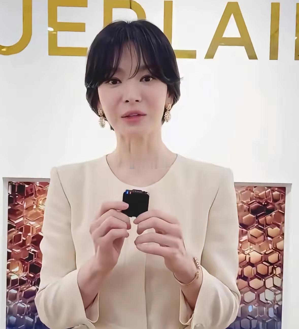 感觉宋慧乔真的可惜了！一段失败的婚姻导致她整个人都变了。明明结婚之前年轻好看，拍