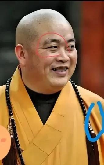 一位僧人，肥头大耳，满面油光，鱼尾纹炸裂，黑眼圈快赶上眼袋大了，试问就看这面相，