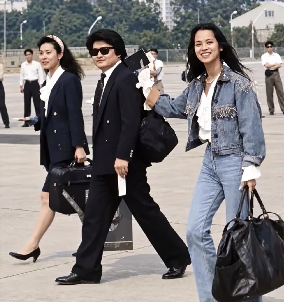 36年前的老照片，刘欢、韦唯奔赴演出！黑发墨镜的刘欢沉稳温和，清瘦的韦唯拎着