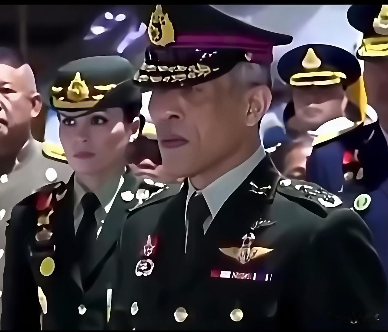 1987年玛哈作为泰国王储访问日本期间，日方的接待细节让他不满——包括接送专车司