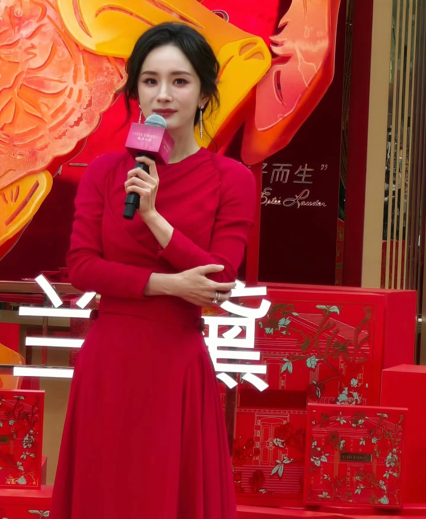 杨幂红裙最严厉的母亲杨幂真的是妈妈啊啊啊啊啊红色太美了啊啊，温柔快溢出来了