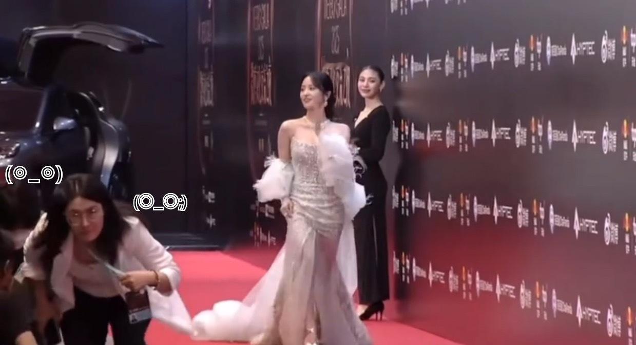 突然发现角落里的“助理姐”“助理哥”正在认真工作且偷感十足​​​
