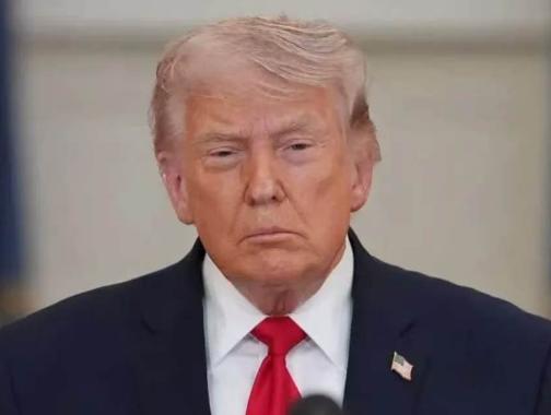 美国主动喊话中国，当地时间4月17日，特朗普公开表示：出访中国期间将会是特别