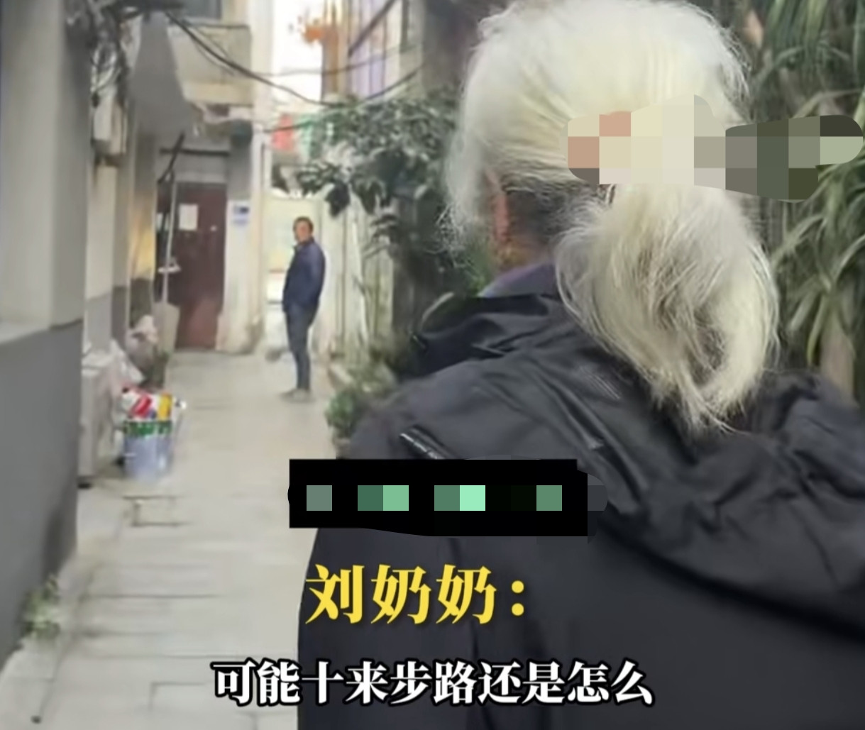长沙盲老太求带路反转！专挑女性被骂骗钱，真相曝光全网沉默最近，一段“盲眼老太街