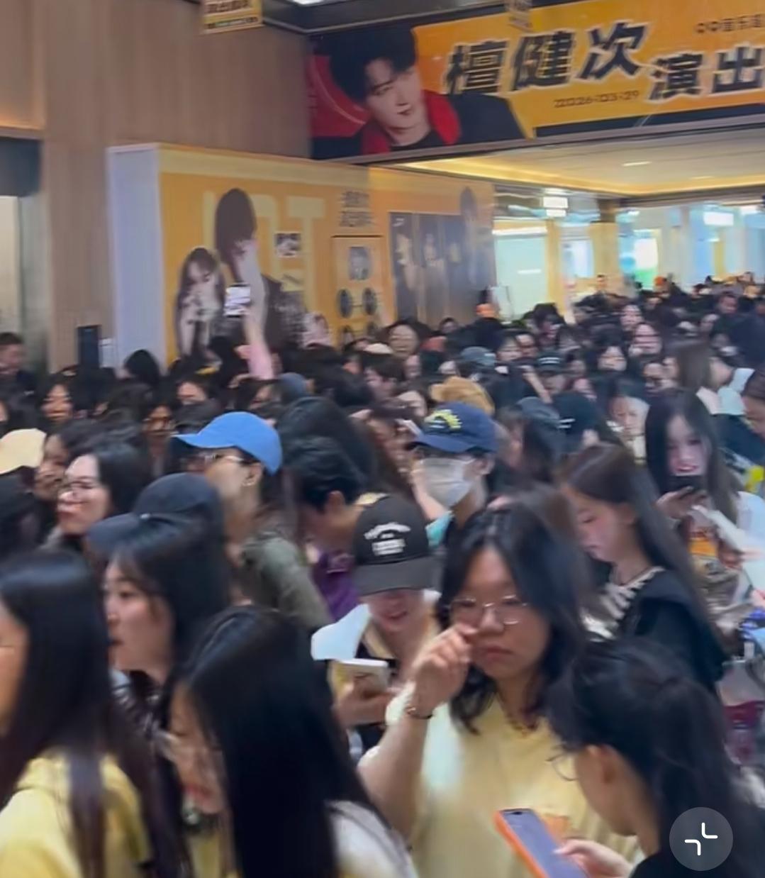 才十点多，QQ巅峰之夜现场的小炭火已经这么多了，黄龙国际中心里里外外全是檀健次的