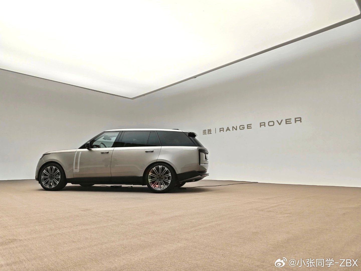 今天换换口味瞅瞅新款揽胜和卫士怎么回事