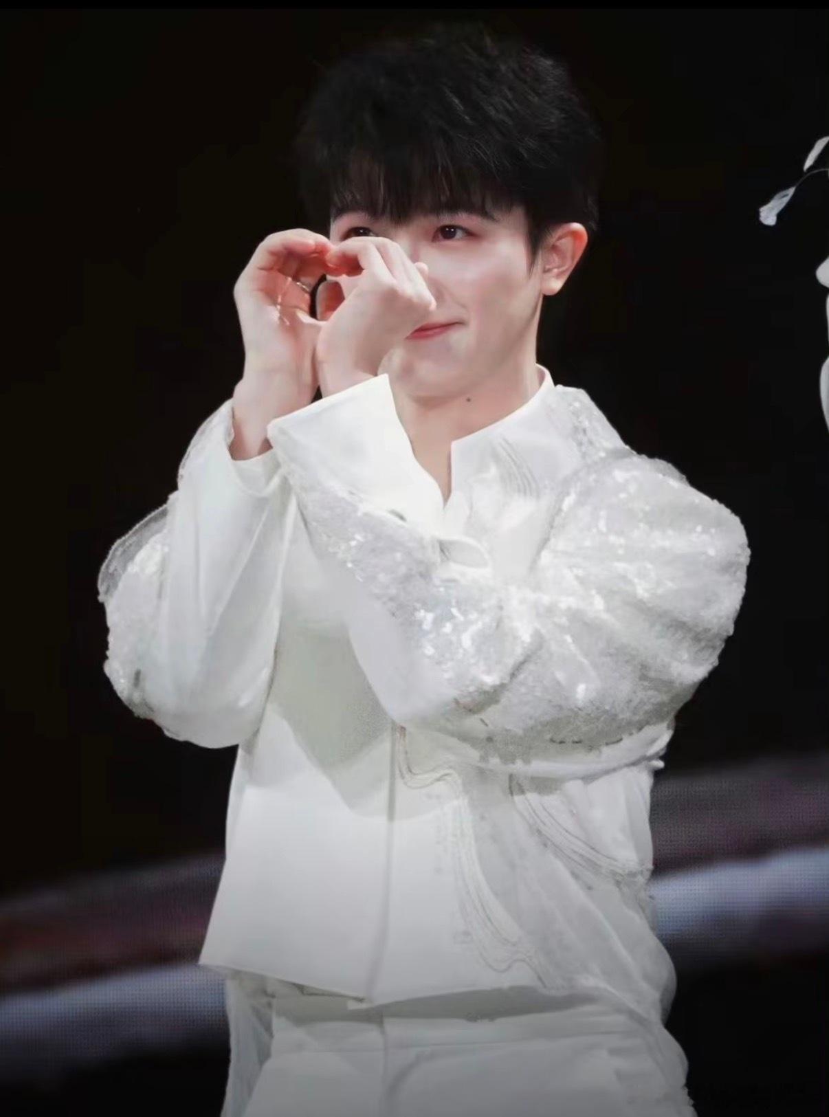 周深四月十八的含金量周深官宣仪式感4.18对周深含金量拉满！录《大鱼》、登联合国