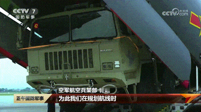 运-20装载红旗-11防空系统，该系统为末端弹炮结合防空武器，发射车重约25吨，