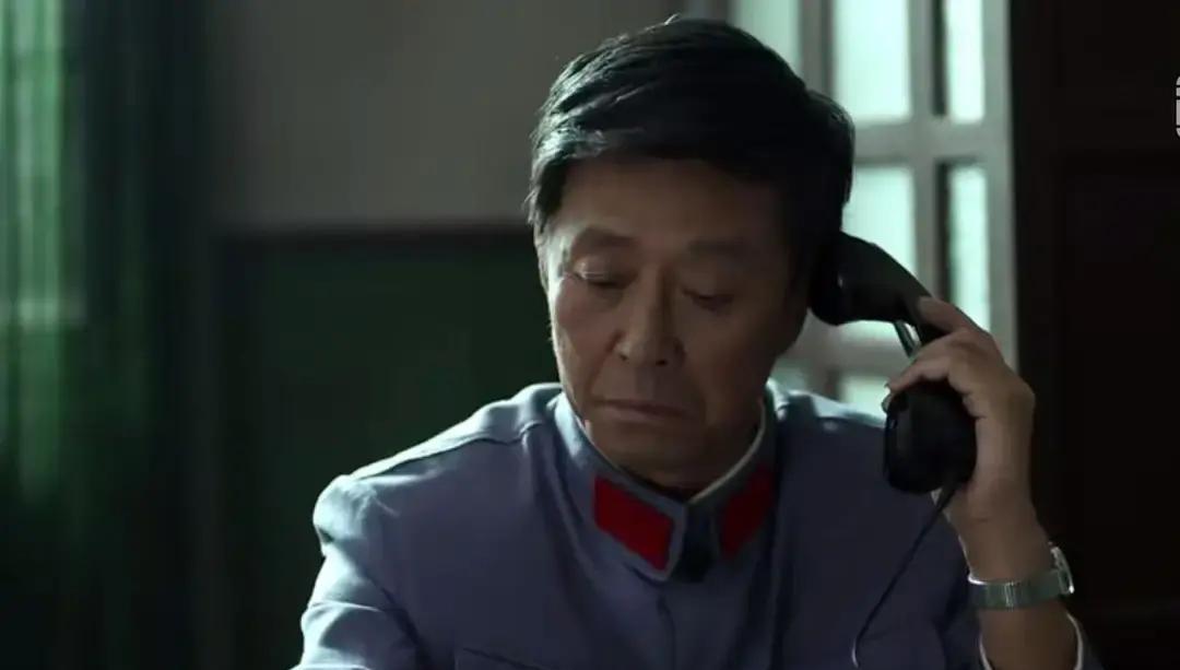 你以为演员都得科班出身？《县委大院》里那个让你手心冒汗的干部，其实是副导演演的