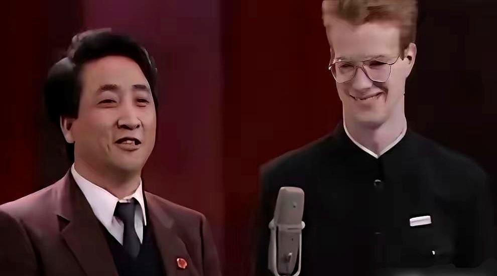 61岁的大山，真就风光不再了？一张加拿大农场砍柴照，满头白发，皱纹明显，好多