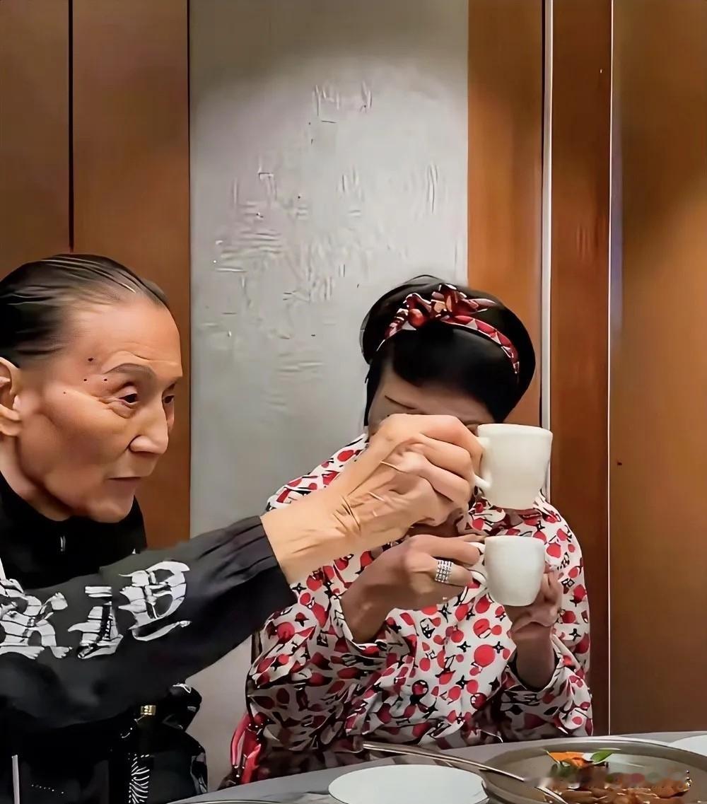 这是谢贤摘了墨镜的样子，眼睛太小了看起来很老，整个人干瘪消瘦，真的和木乃伊一样。