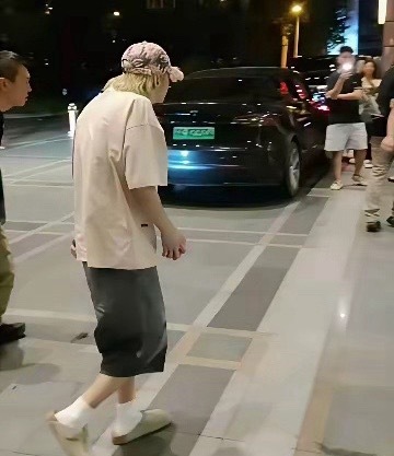 有网友问鹿晗私下一直这样吗？驼背体态不好？？？
