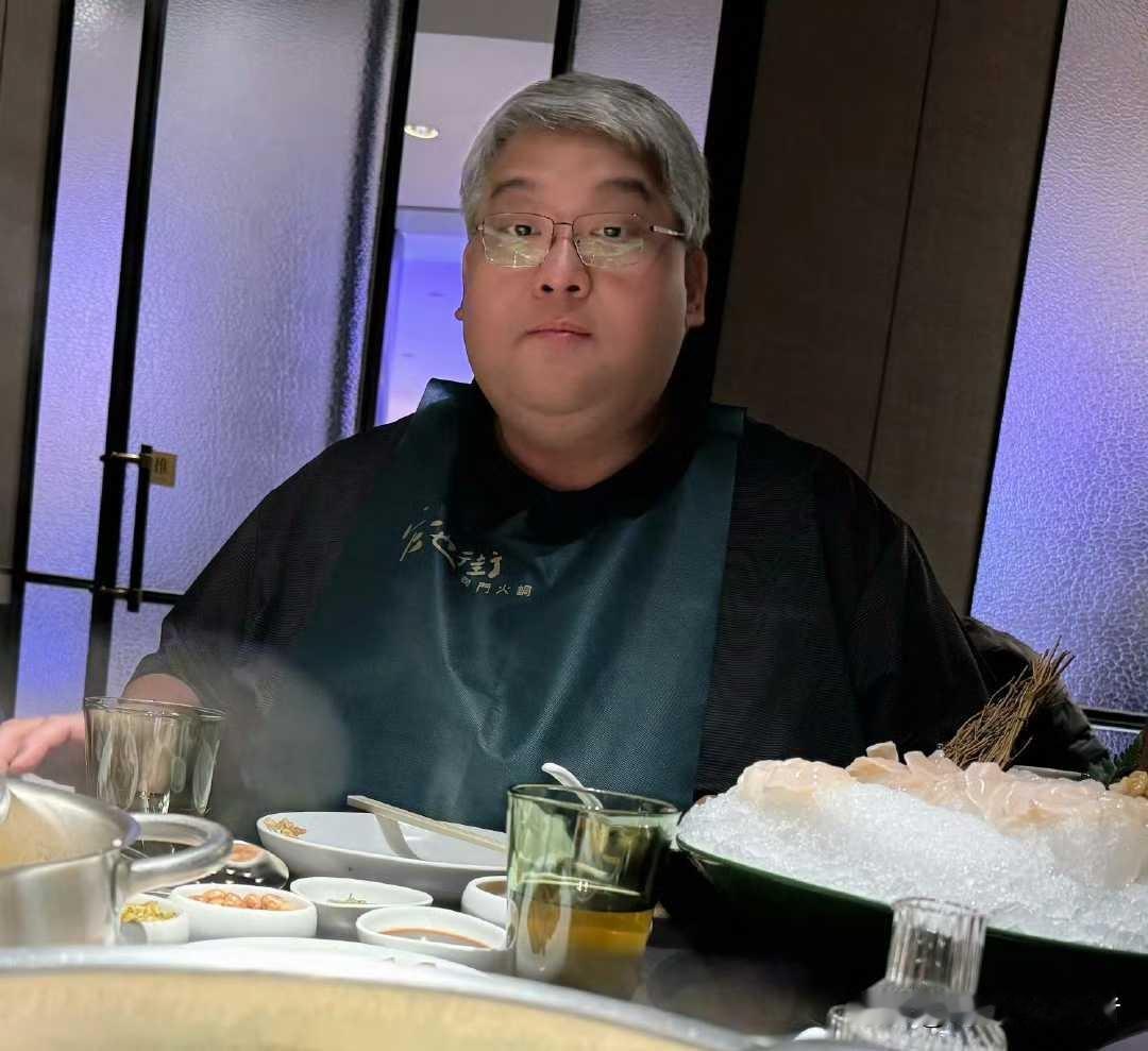 苏醒的团队太幸福了，过年能有那么厚的红包，苏醒还特意夸了经纪人的厚实，苏醒和经纪