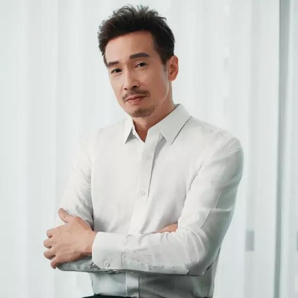 54岁的TVB视帝陈豪。给所有人都提了个醒。无论你人脉再广，再有钱，也千万不要去