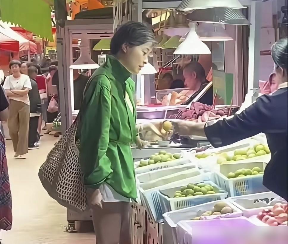 吴越端着不锈钢盆喝粥，满脸皱纹白发。你看到的是松弛感，我告诉你，你看错了。这不是