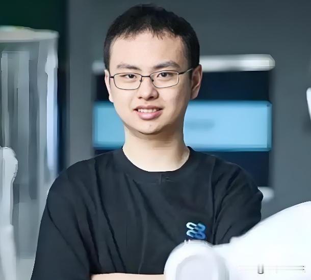 闫俊杰，来自河南的超级学霸，中科院硕士博士，清华计算机博士后，因为对外公的深厚感