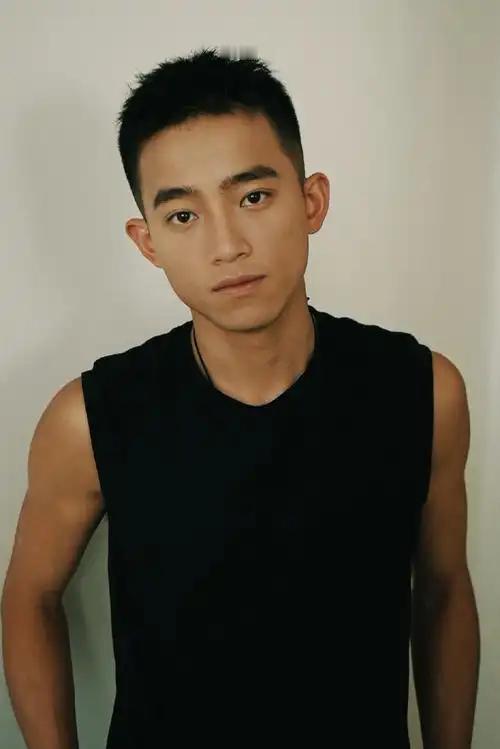 到底怎么找到的？选的这个演员还真挺合适，两人演同一个人，简直太像了。《危险关