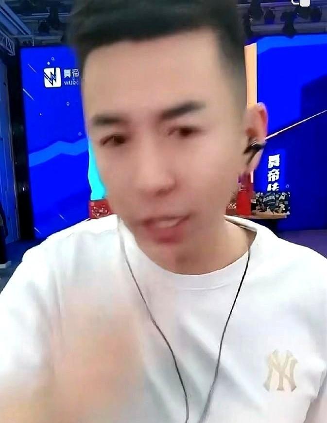 那辆劳斯莱斯被拖走时，引擎盖上还有未干的车蜡。舞帝利哥，这个曾让千万人刷爆礼物