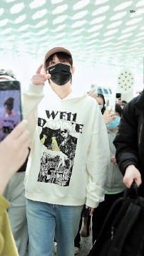 张远唱完娃娃脸重返二十岁谁能想到张远都这么多年了，唱起《娃娃脸》还是毫无违和感