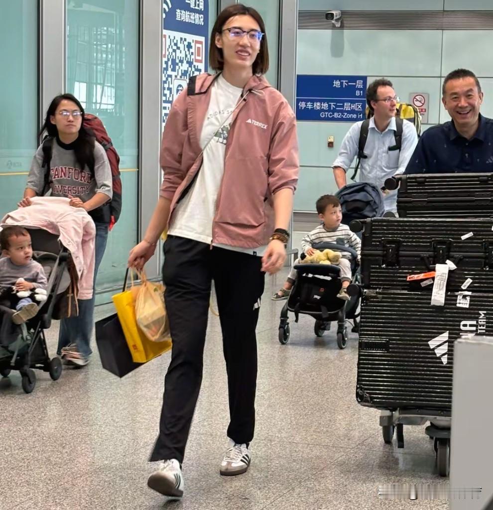 中国女排今天上午低调抵达北京，首都机场没有接机的球迷！姑娘们推着自己的行李箱陆续