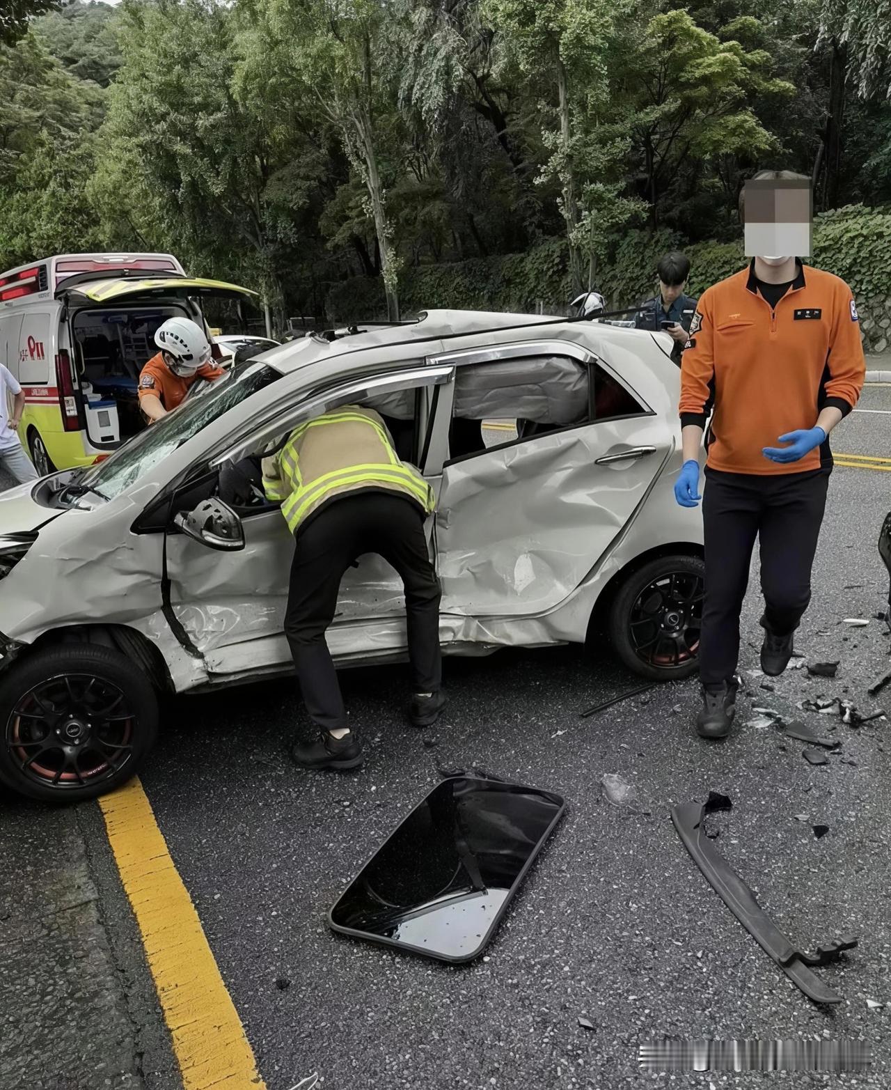 交通事故现场,地上这台巨大的手机是从车的哪里掉下来的?