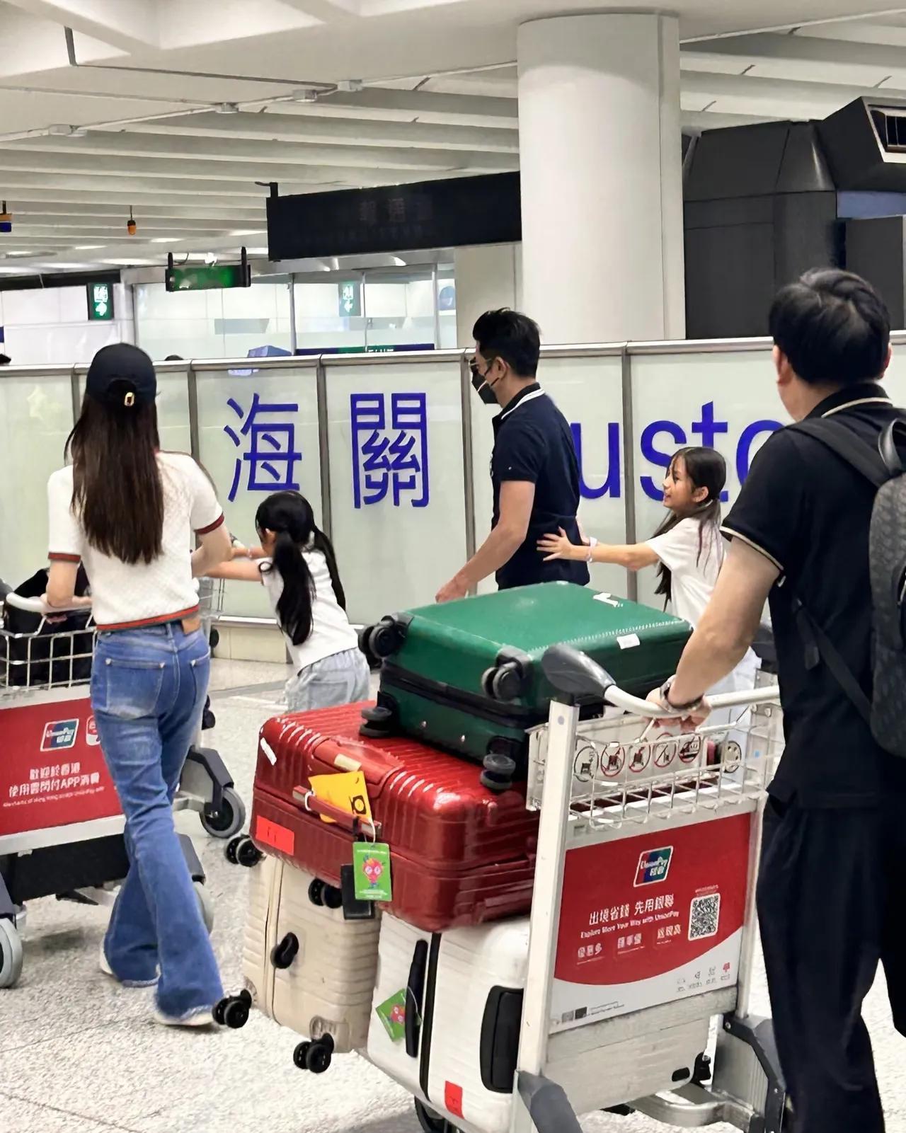 郭富城方媛一家回港，浩浩荡荡一行人！方媛父母，还有一个保姆阿姨，抱着最小的宝贝，