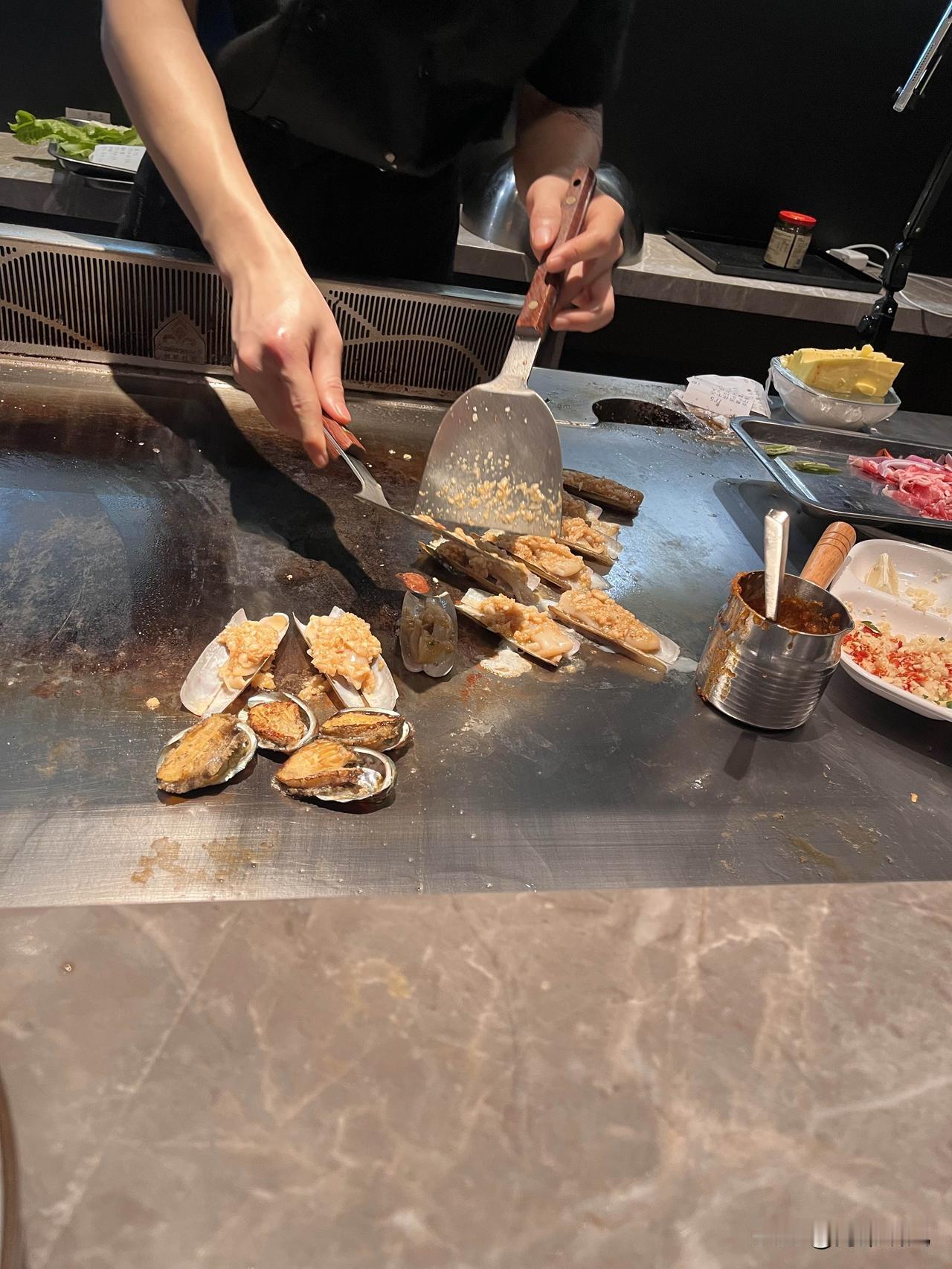 今天下班去吃铁板烧，师傅现场烤海鲜的画面直接给我香迷糊了！看着师傅拿着铲子翻