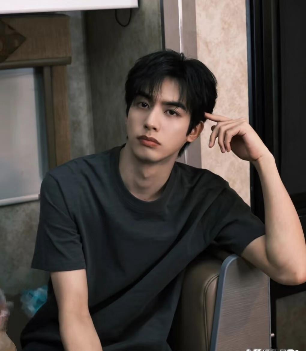 都说宋威龙长了一张“老天爷赏饭吃”的神颜，结果圈里竟然有大师断言：别急，现在的火