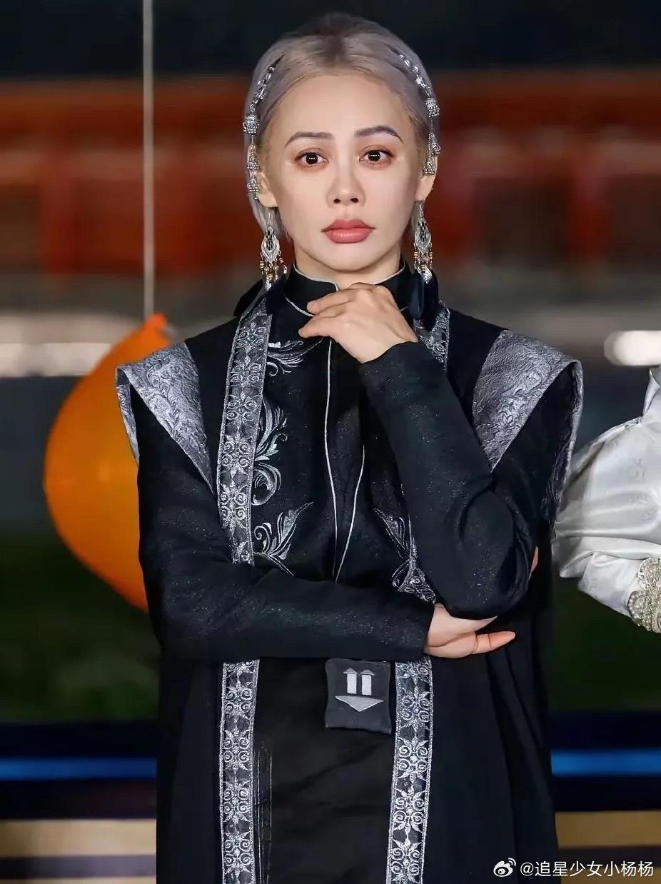 53岁的宁静长的真年轻。这一身打扮，很像南方的少数民族姑娘，又有几分像西方人。造