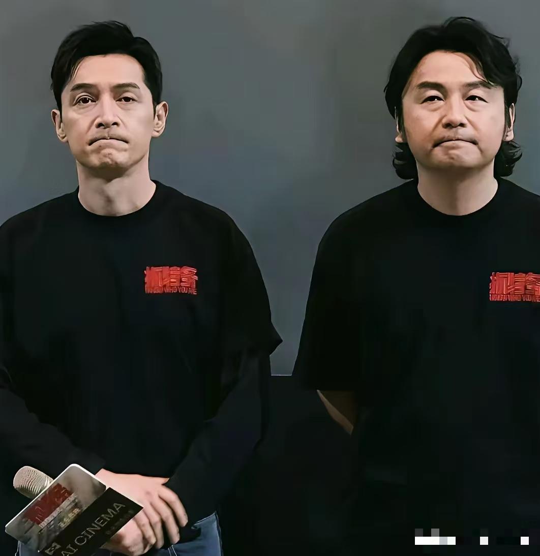二人神情一路低落，根源是冯小刚预测亏损三亿。雷佳音不适合留披肩长发，他的气质不符