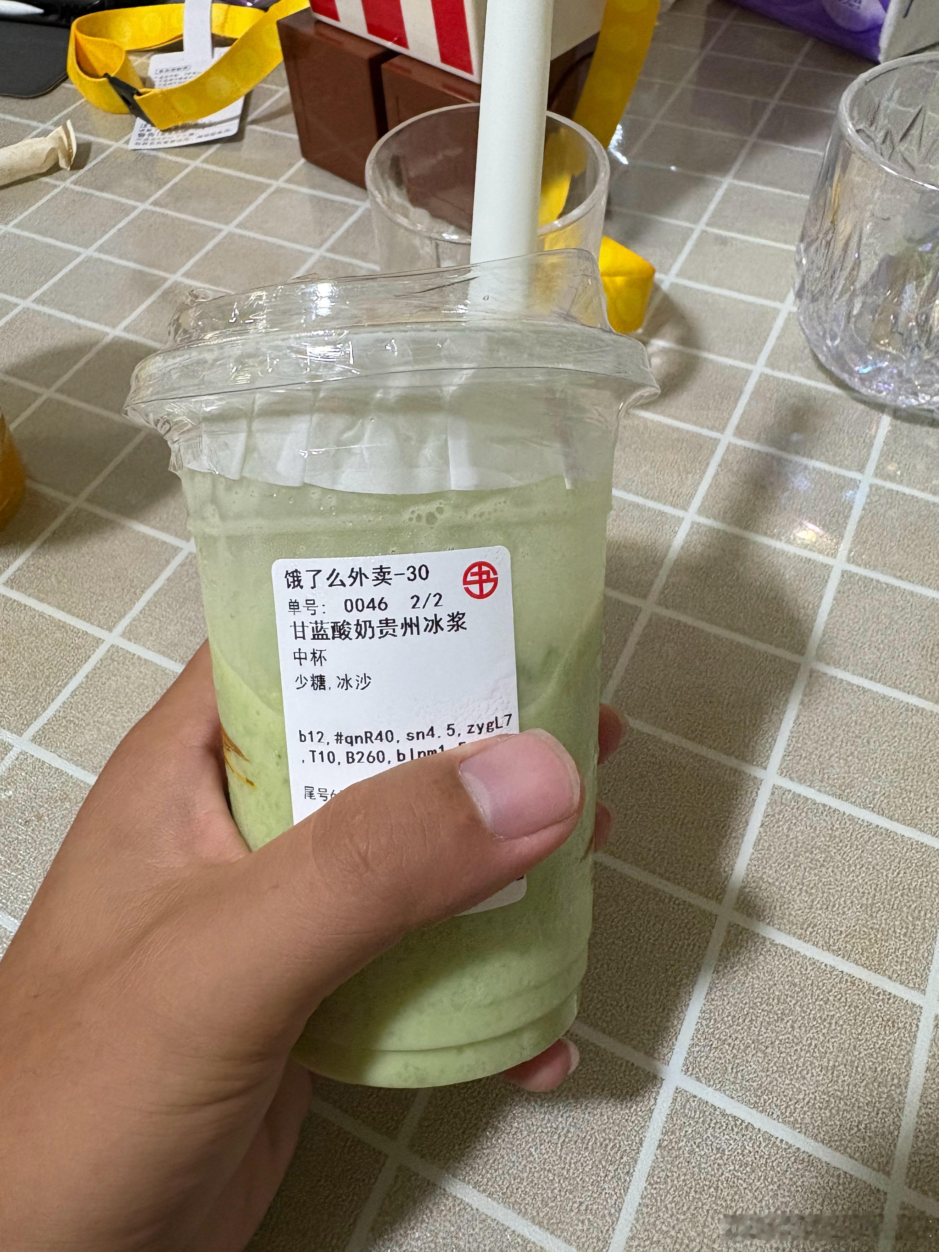 最近奶茶店好像都开始有冰浆了正好我上个月从贵阳回来在贵阳简直每天都要喝今天点了两