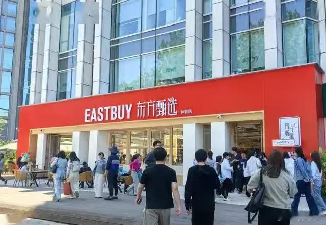 董宇辉走后，市场都以为东方甄选要凉。结果2026财年营收57亿、净利5.44亿，