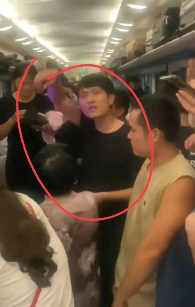 火车砸窗的小伙，没被拘留！被批评教育了，说明做错了！其实，铁路辖区警方也很为难，