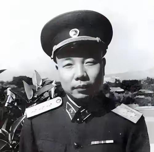 1961年3月，萧华将军自费回江西兴国探亲，住县招待所，头一天就跟食堂打了招呼：