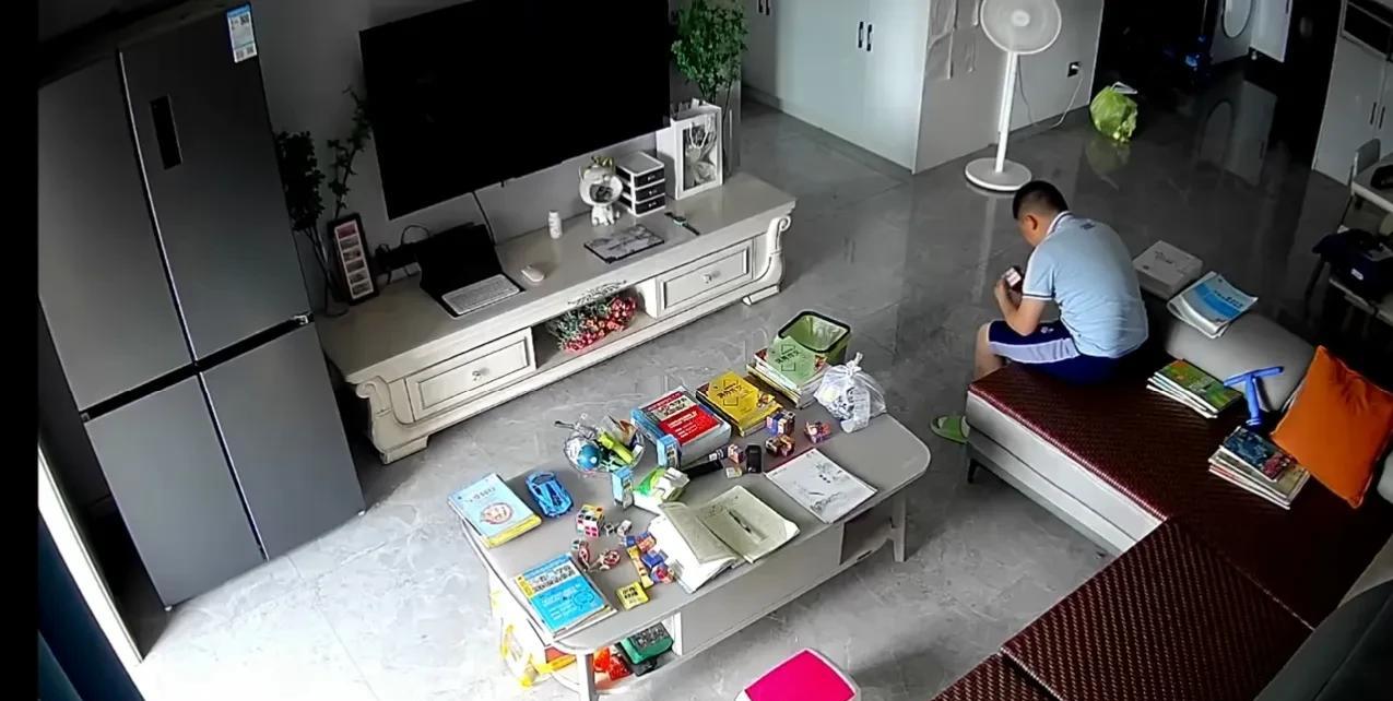 孩子8天丢了4个新的修正带，妈妈想让老师帮忙问问，结果老师回复：“他作业都不写带