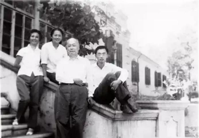 陈毅查出结肠癌后，在1970年10月做了手术，1971年5月1日这天，陈毅离开3